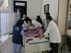 Potret SYL Temani Ibu Sakit Usai Absen Pemeriksaan KPK