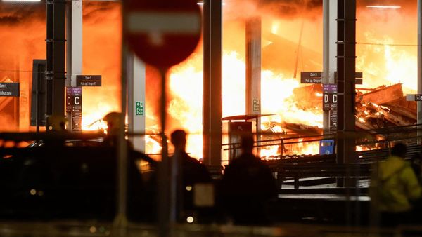Gedung Parkir Bandara Luton London Kebakaran, Penerbangan Disetop