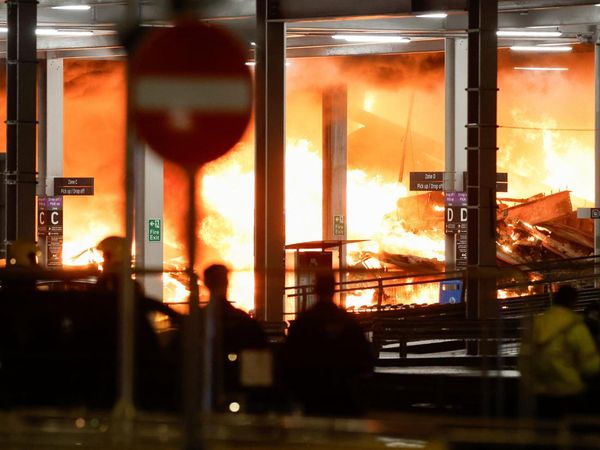 Gedung Parkir Bandara Luton London Kebakaran, Penerbangan Disetop