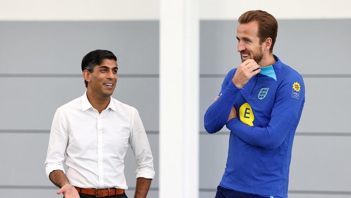 Britains Prime Minister Rishi Sunak talks with Englands striker Harry Kane during a visit to St Georges Park in Burton-on-Trent, Britain, October 10, 2023. Seven years after awarding Euro-2024 to Germany, UEFA announced on October 10, 2023 the hosts for the next two editions: The United Kingdom and Ireland are due to host the tournament together in 2028, followed by the unprecedented tandem of Italy and Turkey in 2032. DARREN STAPLES/Pool via REUTERS