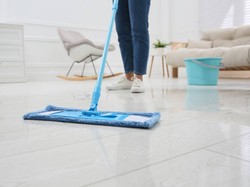 Penyebab dan Cara Mengatasi Lantai Lengket Habis Dipel