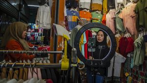 Jaringan Internet Diperkuat, Pedagang Pasar Ini Jualan Sambil Live