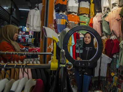 Jaringan Internet Diperkuat, Pedagang Pasar Ini Jualan Sambil Live