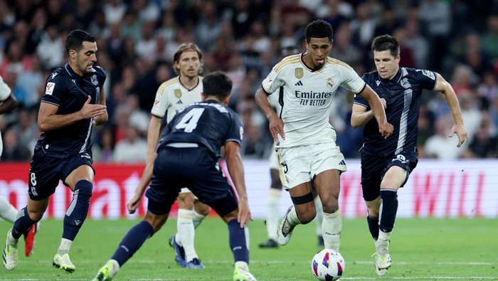 Soccer Football - LaLiga - Real Madrid v Real Sociedad - Santiago Bernabeu, Madrid, Spain - September 17, 2023 Real Madrid's Jude Bellingham in action with Real Sociedad's Mikel Merino and Igor Zubeldia REUTERS/Isabel Infantes