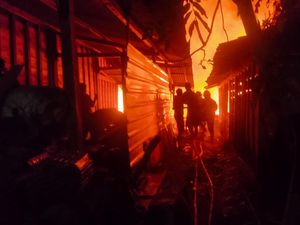 Kebakaran Rumah di Bojonegoro Hanguskan 1 Mobil-2 Motor Kebakaran Rumah di Bojonegoro Hanguskan 1 Mobil-2 Motor