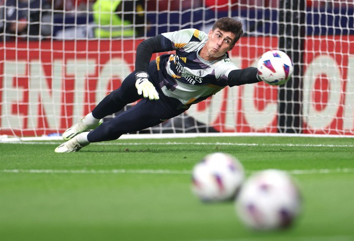 Soccer Football - LaLiga - Atletico Madrid v Real Madrid - Metropolitano, Madrid, Spain - September 24, 2023  Real Madrids Kepa Arrizabalaga during the warm up before the match REUTERS/Isabel Infantes
