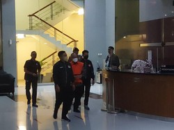 Momen Sekjen Kementan Digiring Menuju Mobil Tahanan KPK