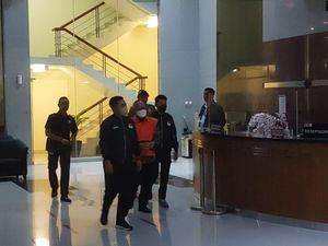 Momen Sekjen Kementan Digiring Menuju Mobil Tahanan KPK Momen Sekjen Kementan Digiring Menuju Mobil Tahanan KPK