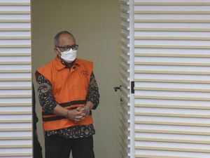 Intip Garasi Sekjen Kementan Kasdi Subagyono yang Ditahan KPK Intip Garasi Sekjen Kementan Kasdi Subagyono yang Ditahan KPK