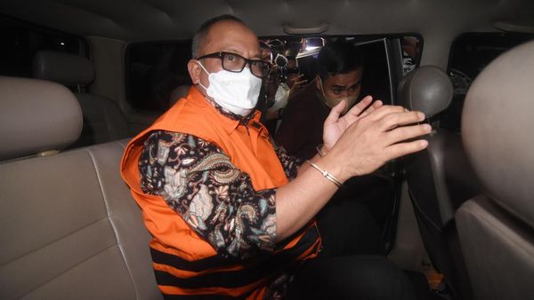 Foto-Foto Sekjen Kementan Berompi Oranye