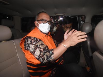 Foto-Foto Sekjen Kementan Berompi Oranye