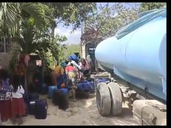 Warga Sampang Serbu Bantuan Air Bersih Dampak Kekeringan