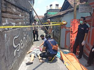 Dilihat Tertatih-tatih oleh Warga, Lansia Jatuh-Tewas di Gang