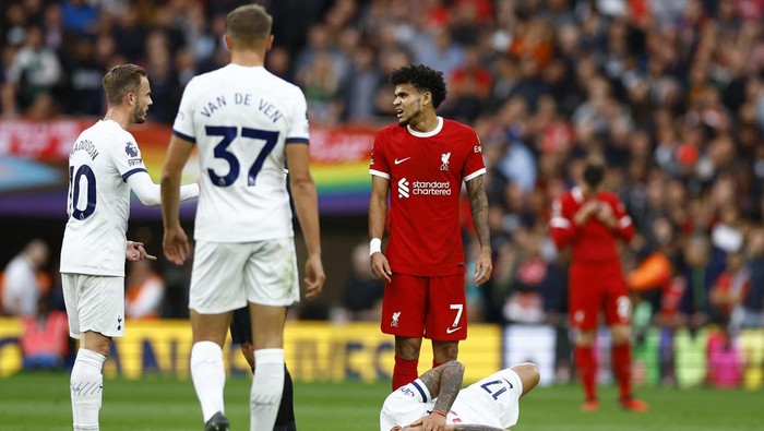 Soccer Football - Premier League - Tottenham Hotspur v Liverpool - Tottenham Hotspur Stadium, London, Britain - September 30, 2023 Liverpools Luis Diaz looks on as Tottenham Hotspurs Cristian Romero reacts after sustaining an injury Action Images via Reuters/Peter Cziborra NO USE WITH UNAUTHORIZED AUDIO, VIDEO, DATA, FIXTURE LISTS, CLUB/LEAGUE LOGOS OR LIVE SERVICES. ONLINE IN-MATCH USE LIMITED TO 45 IMAGES, NO VIDEO EMULATION. NO USE IN BETTING, GAMES OR SINGLE CLUB/LEAGUE/PLAYER PUBLICATIONS.