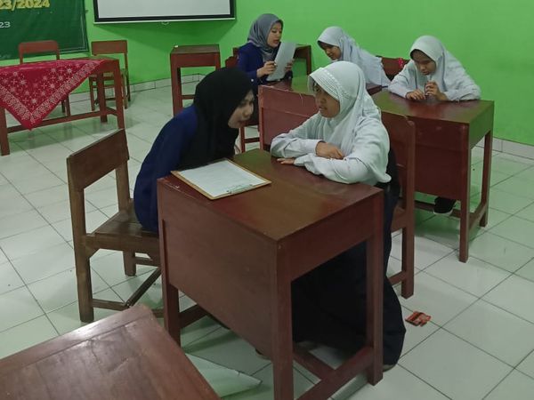 Potret Mahasiswa UNY Bantu Siswa Tunanetra Belajar Kimia dengan Braille