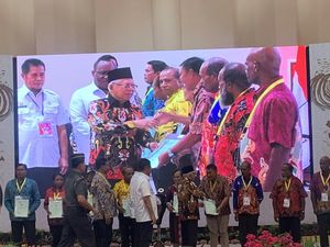 Maruf Amin Serahkan 102 Sertifikat Tanah untuk Warga Papua