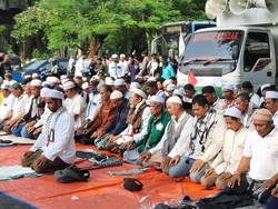 Massa PA 212 Gelar Salat Berjemaah di Depan Kedubes AS