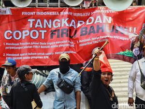 Massa Gelar Aksi di KPK, Tuntut Firli Bahuri Diberhentikan