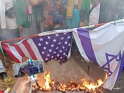 Massa PA 212 Bakar Bendera AS dan Israel Saat Demo Bela Palestina