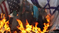 Video: Massa Demo Dukung Iran Bakar Bendera AS dan Israel di Istanbul
