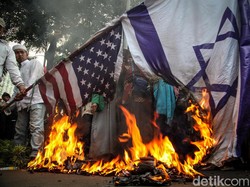 Massa Bela Palestina Bakar Bendera AS-Israel di Depan Kedubes AS