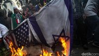 Massa PA 212 Demo Bela Palestina Bakar Bendera AS-Israel