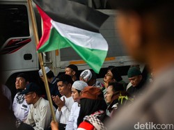 Massa PA 212  Gelar Aksi Bela Palestina di Depan Kedubes AS