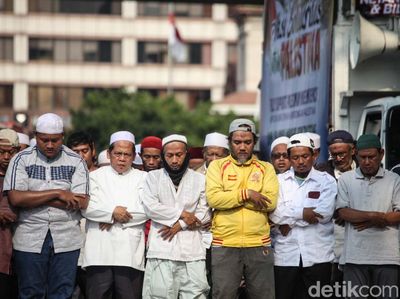 Massa PA 212 Salat Asar Berjemaah di Depan Kedubes AS