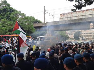 Massa Aksi Bela Islam di Depan Kedubes AS Bubar, Lalin Kembali Normal Massa Aksi Bela Islam di Depan Kedubes AS Bubar, Lalin Kembali Normal