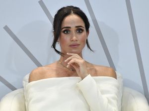 Cerita Mantan Ajudan yang Mengklaim Meghan Markle Bully 2 Staf Kerajaan Cerita Mantan Ajudan yang Mengklaim Meghan Markle Bully 2 Staf Kerajaan