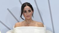 Penampilan Chic dan Elegan Meghan Markle Dukung Hari Kesehatan Mental Sedunia