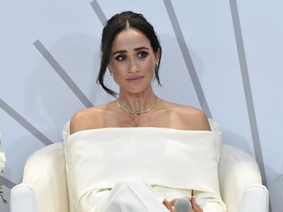 Penampilan Chic dan Elegan Meghan Markle Dukung Hari Kesehatan Mental Sedunia