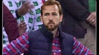 Kane diledek sebal melihat Spurs berjaya tanpa dirinya. Foto: dok. Internet/X (Twitter)