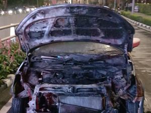 Mobil Terbakar di SCBD Jaksel, Pengemudi Menyelamatkan Diri