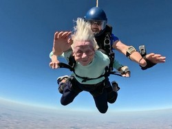 Nenek 104 Tahun di AS Nekat Terjun Payung: Pecahkan Rekor Lalu Meninggal