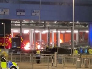 Penampakan Bandara Luton London Terbakar, Penerbangan Dihentikan