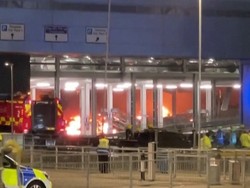 Penampakan Bandara Luton London Terbakar, Penerbangan Dihentikan