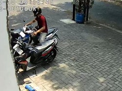 Terekam CCTV! Maling di Semarang Tukar Motornya dengan Matik Curian