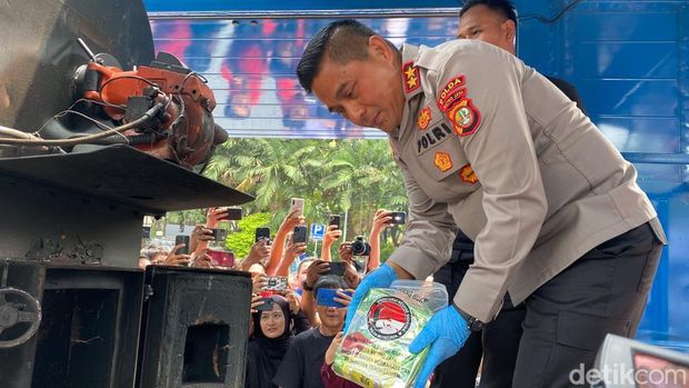 Polda Metro memusnahkan ratusan kilogram sabu dan ganja hasil operasi pada Juli sampai September 2023