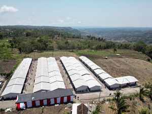 Potret Huntara Warga Terdampak Tanah Gerak di Blitar