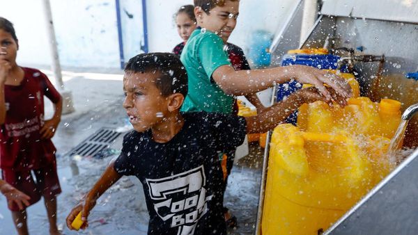 Potret Warga Gaza Antre Air di Tengah Blokade Israel