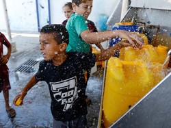 Warga Gaza Antre Berjam-jam untuk Dapatkan Air Imbas Blokade Israel