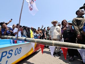 Prabowo Beri Bantuan 10 Kapal & Mesinnya buat Nelayan di Pangandaran