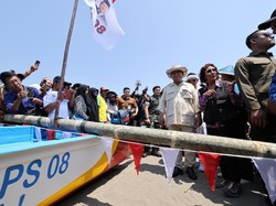 Prabowo Beri Bantuan 10 Kapal & Mesinnya buat Nelayan di Pangandaran