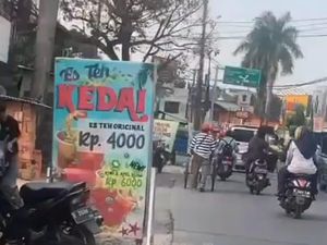 Viral Pria Bawa Motor Sambil Duduk Bersila di Depok, Polisi Selidiki
