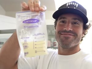 Stok Susu Almond Habis, Pria Ini Bikin Latte pakai ASI Stok Susu Almond Habis, Pria Ini Bikin Latte pakai ASI