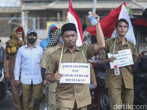 Puluhan Guru Honorer Kabupaten Bekasi Long March ke Ombudsman
