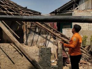 Rumah Warga di Caringin Bogor Ambruk Diterpa Angin Kencang