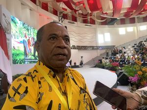 Senangnya Warga Papua Usai Terima Sertifikat Tanah dari Maruf