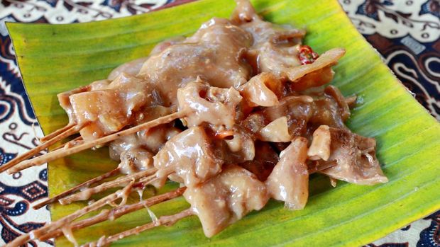 Kikil satay, satay-shaped food from the skin of an animal that is boiled until it becomes shaped like a gel, usually consumed with peanut sauce, bacem, or yellow seasoning